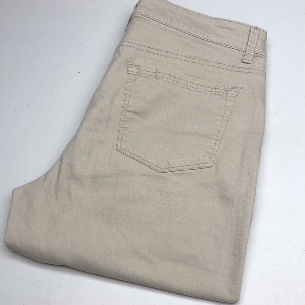 LIKE NEW RIDERS BY LEE BEIGE MIDRISE BERMUDAS 12/31x11 ⭐️